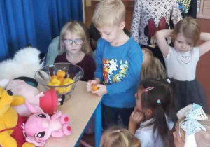 Chłopiec otwiera niespodziankę z zagadką.