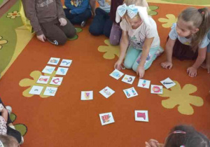 Dziewczynka dopasowuje atrybut do postaci z baśni.