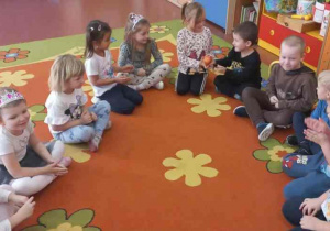 Zatrute jabłko- zabawa w kole.