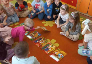 Dziewczynka układa ilustracje według kolejności zdarzeń.