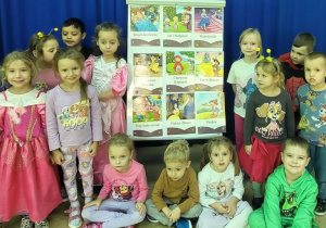 Dzieci prezentują ilustracje z bohaterami bajek.