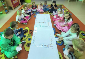 Dzieci grają w grę Ja mam. Kto ma?.