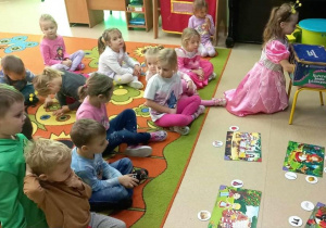 Dziewczynka losuje obrazek z bajkowym rekwizytem.