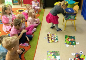 Dziewczynka losuje obrazek z bajkowym rekwizytem.