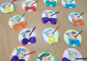 Prace plastyczne dzieci przedstawiające Pinokia.