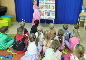 Dziewczynka odgaduje zagadkę słowną.