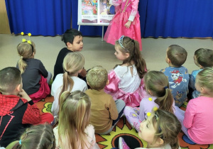 Dziewczynka odgaduje zagadkę słowną.