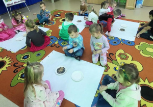 Dzieci oddzielają nasiona grochu od maku.