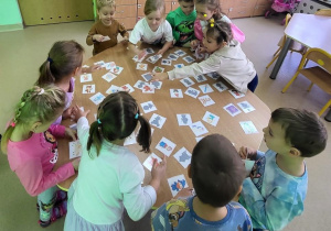Przedszkolaki dopasowują bajkowe cienie do właściwego obrazka.