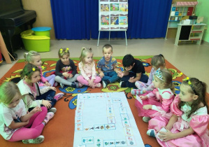 Dzieci grają w grę Ja mam. Kto ma?.