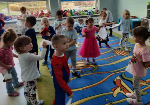 Zabawa muzyczna z chustami-Na balu u Kopciuszka.