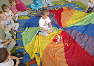 Chłopiec rozpoznaje bajkowe rekwizyty.