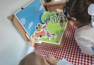 Dziewczynki bawią się w teatrzyk.