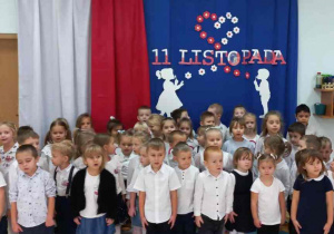 Przedszkolaki śpiewają hymn.