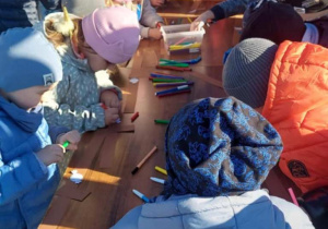 Żabki przygotowują czekoladowe opaski.