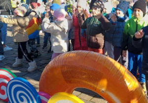 Dzieci tańczą do piosenki-czekolada.