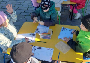 Przedszkolaki piszą list do Mikołaja.