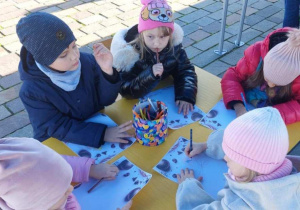 Przedszkolaki piszą list do Mikołaja.