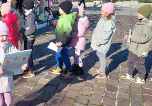 Dzieci wrzucają listy do skrzynki.