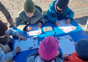 Przedszkolaki piszą list do Mikołaja.