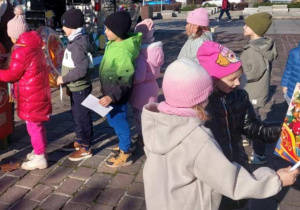 Zabki wrzucają lisyt do skrzynki.