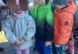 Dzieci rozwiązują czekoladowe zagadki.