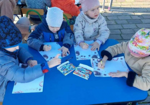 Żabki piszą listy do Mikołaja.