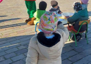 Dzieci podczas pisania listu odwiedza niespodziewany gość.