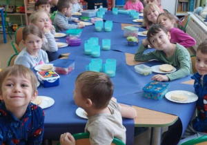 Dzieci podczas przygotowania śniadania.