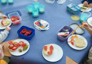 Żabki robią zdrowe kanapeczki.