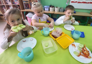 Motylki degustują zrobione kanapeczki.
