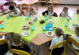 Dzieci robią pyszne i zdrowe kanapki.