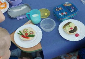 Dzieci prezentują swoje zdrowe kanapki.