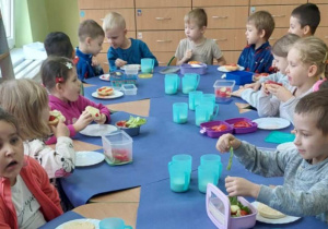 Dzieci robią zdrowe kanapki.