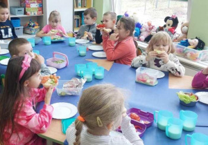 Dzieci robią zdrowe kanapki.