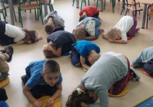 Dzieci uczestniczą w zabawie muzyczno-ruchowej-Jeżyk.