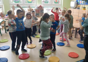 Dzieci uczestniczą w zabawie muzyczno-ruchowej-Jeżyk.