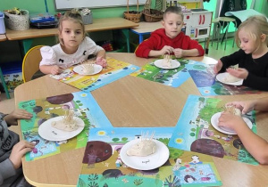 Motylki lepią jeże z masy solnej.