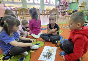 Dzieci prezentują ułożone puzzle.