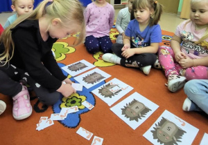 Dziewczynka przelicza i karmi jeże.