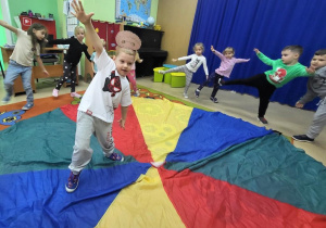 Dzieci uczestniczą w zabawie ruchowo-naśladowczej.