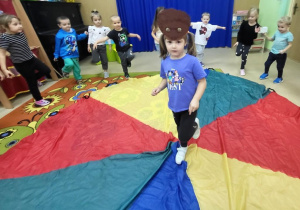 Dzieci uczestniczą w zabawie ruchowo-naśladowczej.
