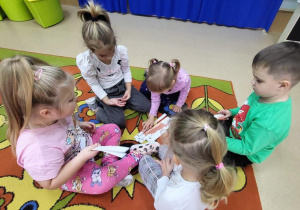 Dzieci układają puzzle.