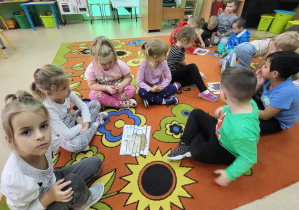 Dzieci prezentują ułożone puzzle przedstawiające jeża.