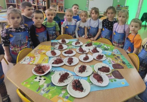 Dzieci prezentują jeże ulepione z masy solnej.