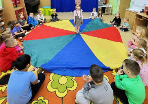 Dzieci uczestniczą w zabawie ruchowo-naśladowczej.