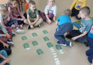 Dzieci karmią jeże.