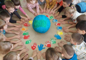 Żabki stworzyły krąg tolerancji i życzliwości.