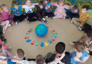 Żabki stworzyły krąg tolerancji i życzliwości.