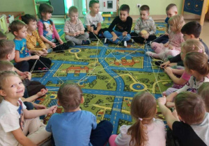 Dzieci biorą udział w zabawie integracyjnej-Nasza grupa.